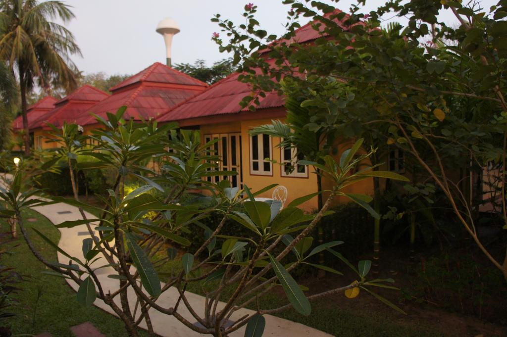 Palm Village Rawai Exteriör bild